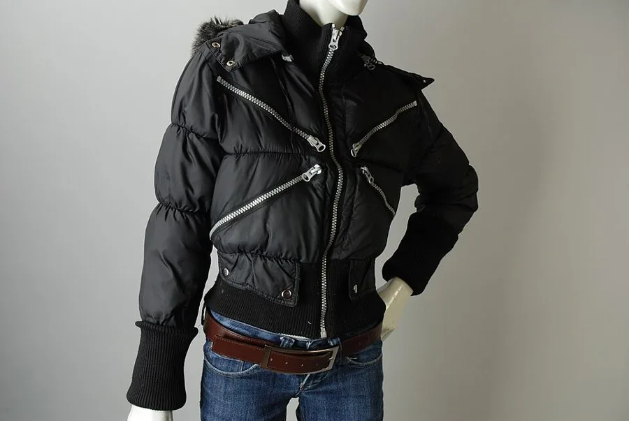 Veste courte noire matelassée, capuche et col de fourrure, 2008