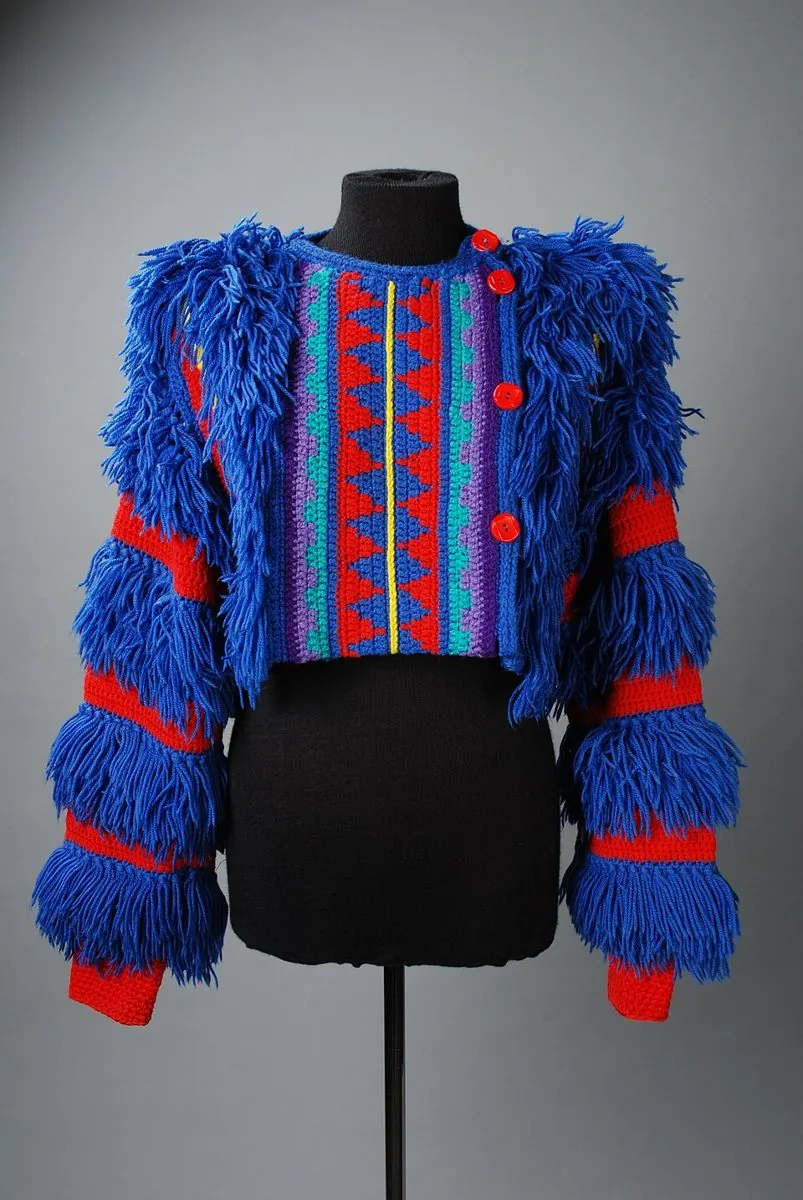 Gilet court crocheté en bleu cobalt à rayures colorées, 1983 ou 1984