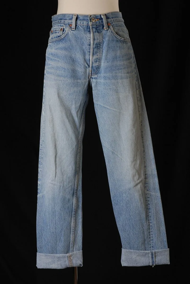 Jean en denim de coton bleu blanchi, déchirures au fond et jambes retroussées, entre 1990 et 2000