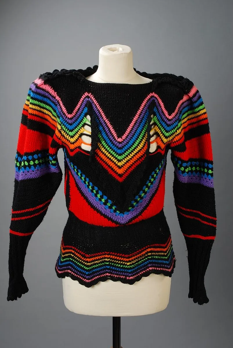 Pull de dame sans col, tricoté et crocheté, manches gigot et basque évasée, motif en zigzag, 1979 ou 1980