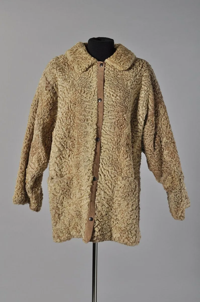 Veste longue aux hanches en astrakan beige mêlé, col rond et manches chauve-souris, 1988 ou 1989