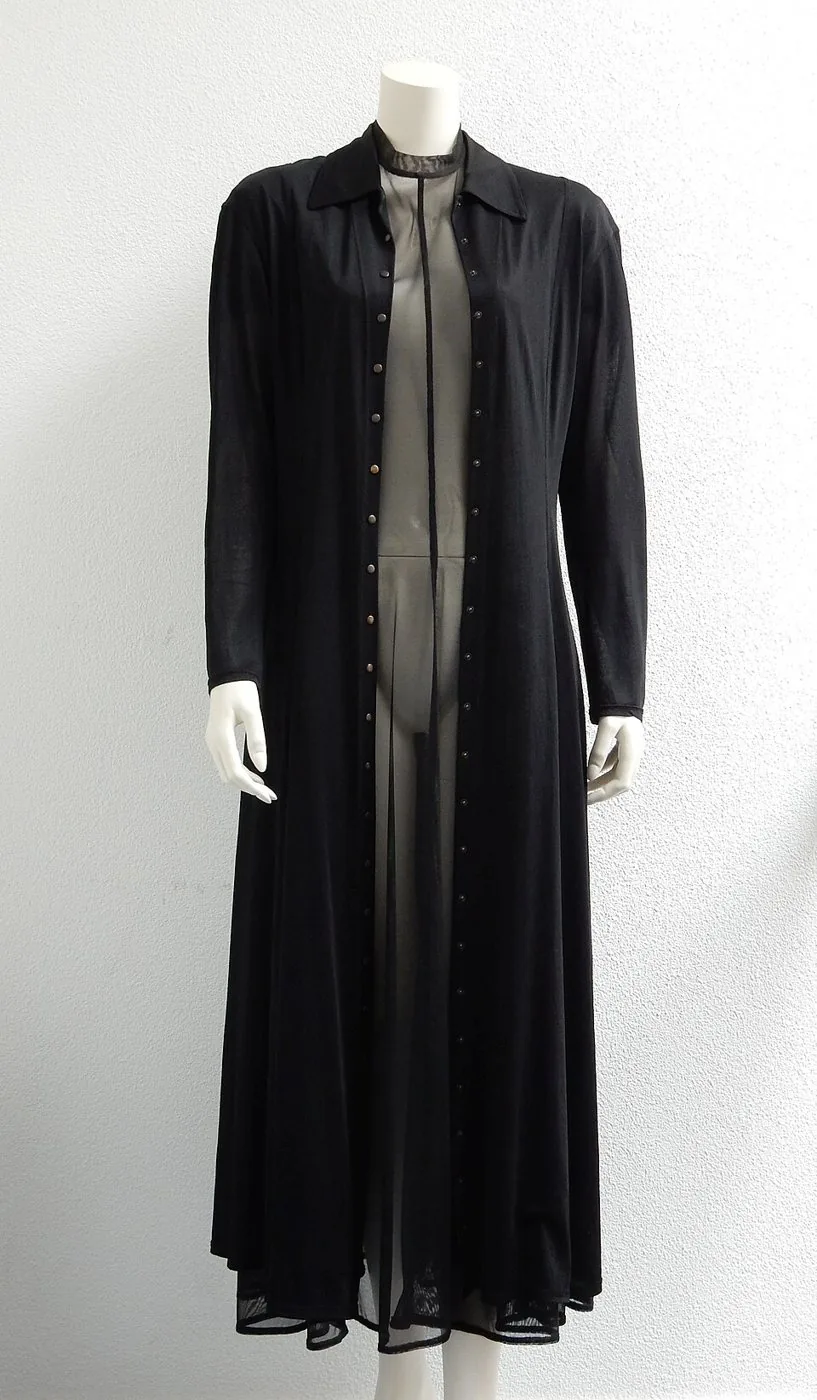 Ensemble noir, long gilet et robe, entre 1990 et 1991