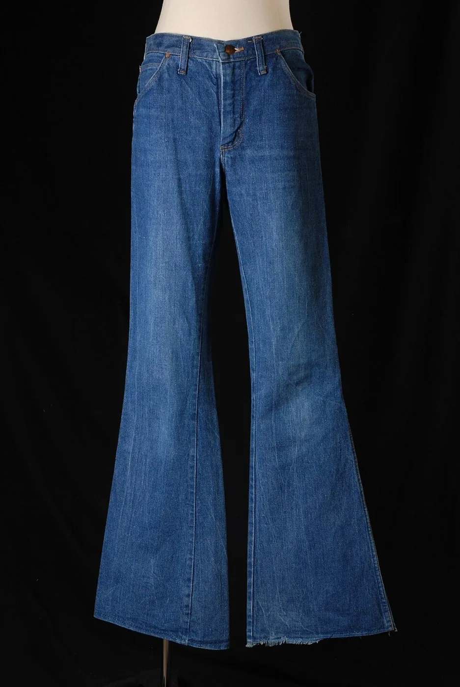 Jean en denim de coton bleu à jambes évasées, marque Wrangler
