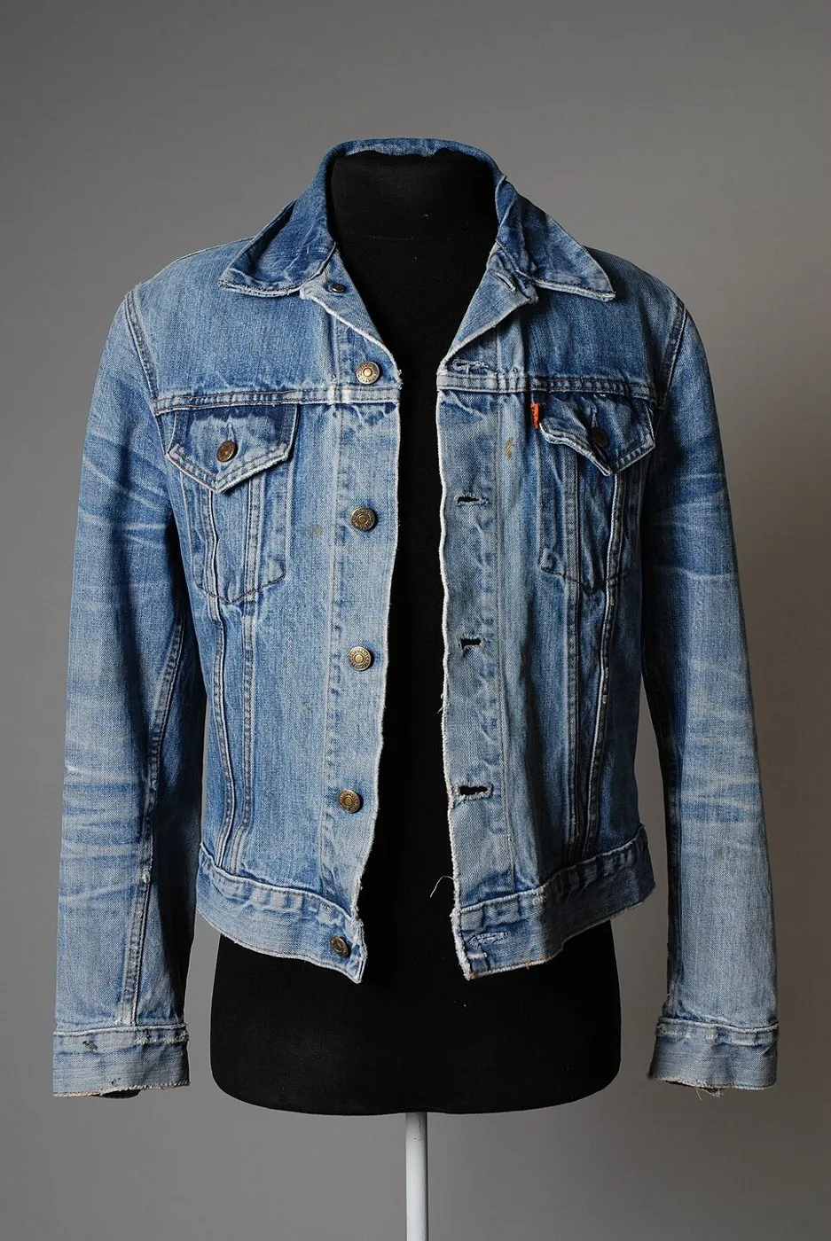Veste courte en denim clair, 1980, avec ses zones d'usure et une réparation au col
