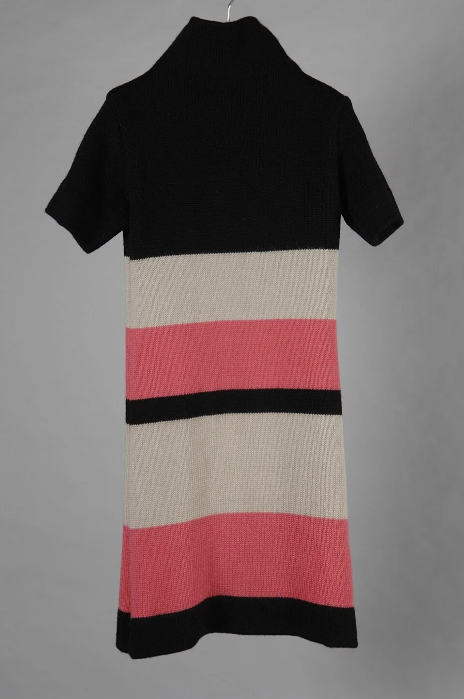 Robe droite en tricot, bandes horizontales noir, gris et rose vif, 1975