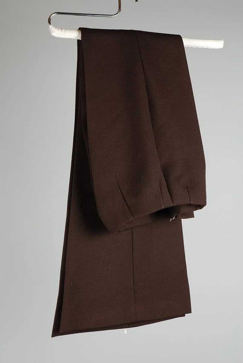 Pantalon en tissu brun foncé, cintré, jambes évasées, entre 1970 et 1975
