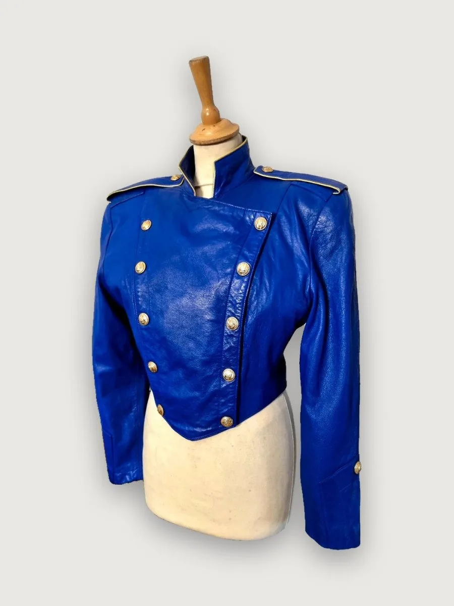 Veste courte en cuir bleu vif à double boutonnage doré et épaules construites, années 80